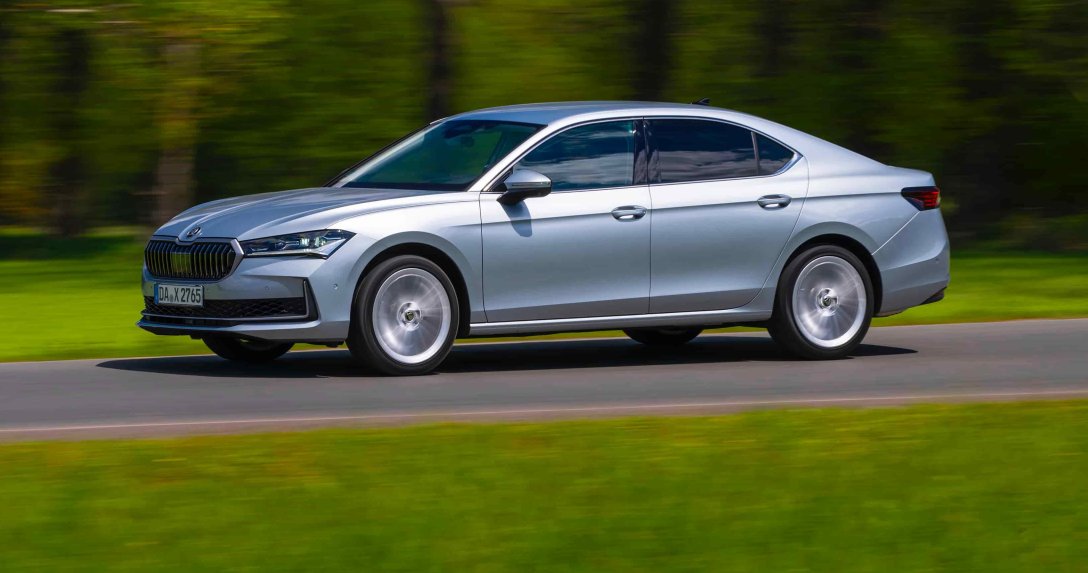 Skoda Superb Liftback – bok w ruchu