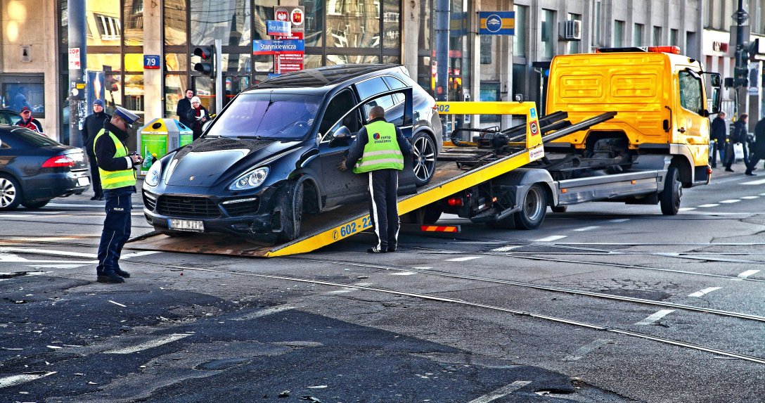 Assistance odholowuje auto z miejsca kolizji