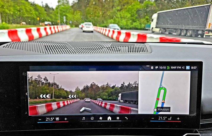 BMW 520d xDrive G60 – deska rozdzielcza, widok z kamery, nawigacja