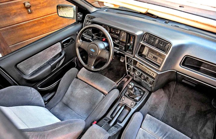 Używany Ford Sierra RS Cosworth – deska rozdzielcza