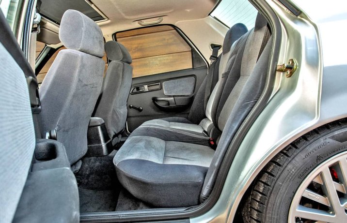 Używany Ford Sierra RS Cosworth – fotele z tyłu