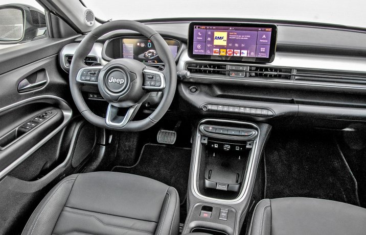 Jeep Avenger e-Hybrid DCT6 – kokpit