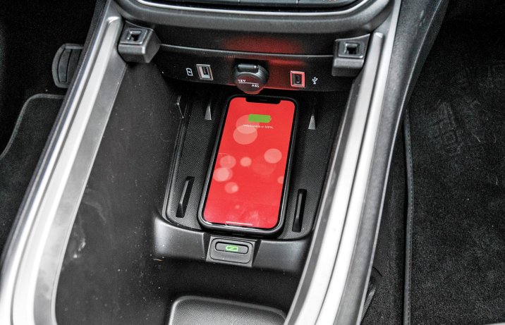Jeep Avenger e-Hybrid DCT6 – ładowarka indukcyjna smartfona