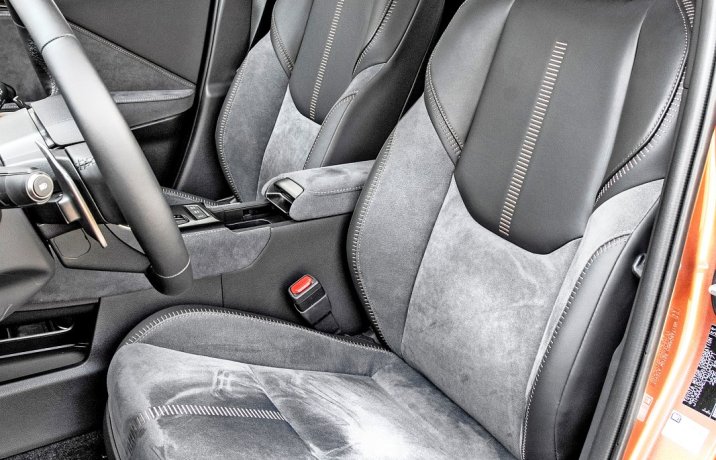 Lexus LBX FWD – fotele