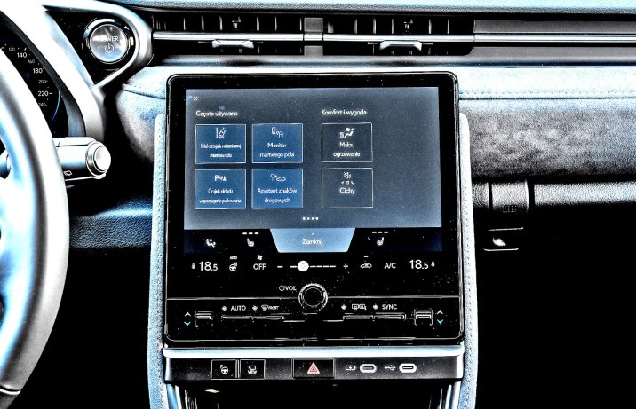 Lexus LBX FWD – ekran systemu operacyjnego