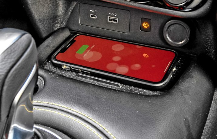 Nissan Juke Hybrid AMT – ładowarka indukcyjna smartfona