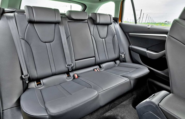 Skoda Octavia 2024 – wnętrze, kanapa