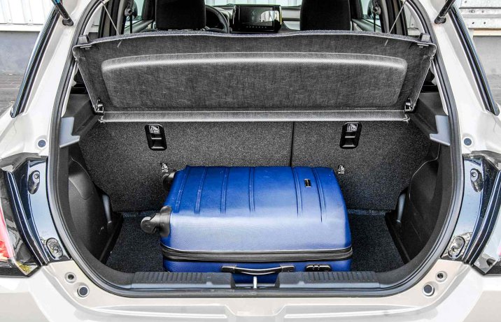 Suzuki Swift 1.2 DualJet mild Hybrid Elegance – bagażnik z walizką