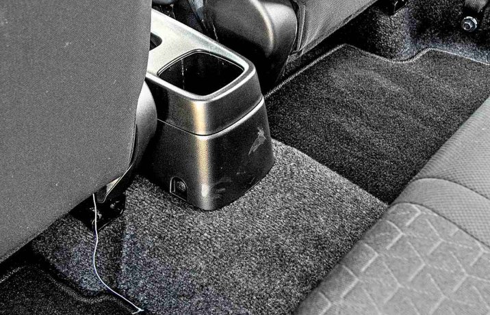 Suzuki Swift 1.2 DualJet mild Hybrid Elegance – tunel środkowy przed kanapą