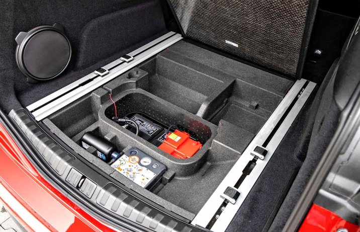 Alfa Romeo Stelvio (2024) – schowek w bagażniku