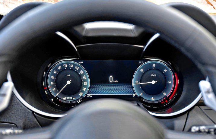 Alfa Romeo Stelvio (2024) – deska rozdzielcza, cyfrowe zegary