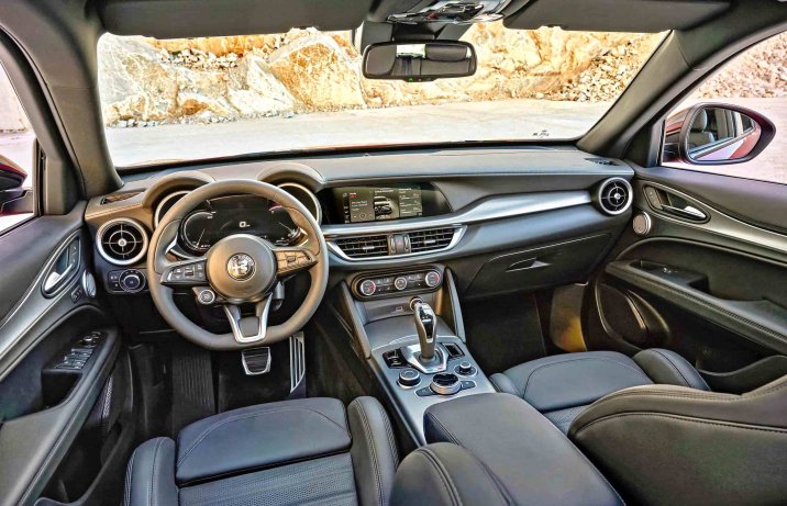 Alfa Romeo Stelvio (2024) – deska rozdzielcza