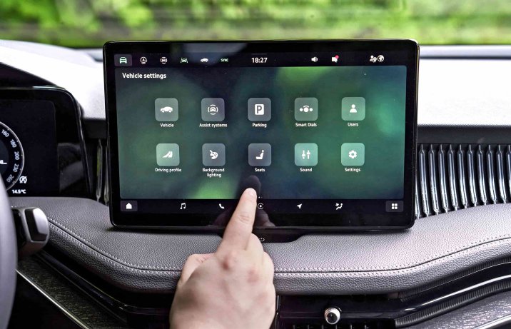 Skoda Superb Liftback (2024) – deska rozdzielcza, ekran centralny z menu