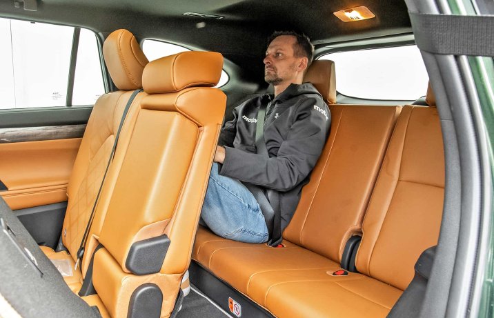 Toyota Highlander 2.5 Hybrid Dynamic Force AWD-i e-CVT Executive (2024) –trzeci rząd siedzeń z pasażerem