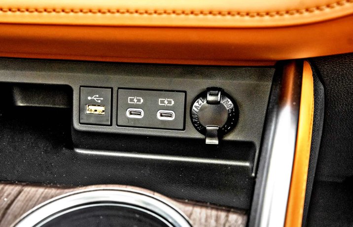 Toyota Highlander 2.5 Hybrid Dynamic Force AWD-i e-CVT Executive (2024) – gniazda USB i 12 V