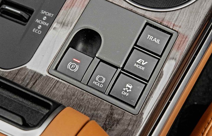 Toyota Highlander 2.5 Hybrid Dynamic Force AWD-i e-CVT Executive (2024) – panel sterowania, tryb Trail