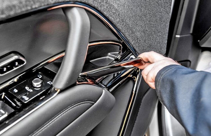 Range Rover Sport D300 – test (2024) – klamka drzwi, ozdobne wykończenie