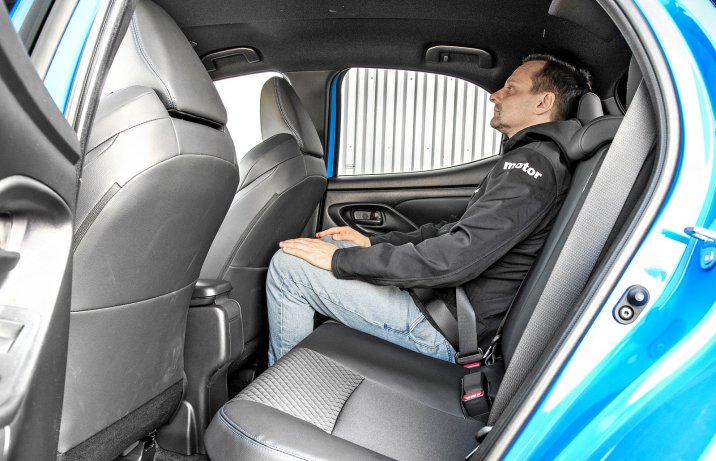 Toyota Yaris 1.5 Hybrid DF e-CVT 130 – kanapa, tylne siedzenia