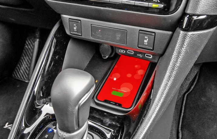 Toyota Yaris 1.5 Hybrid DF e-CVT 130 – ładowarka indukcyjna smartfona