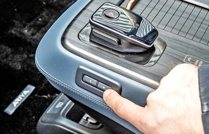 Nissan Ariya Evolve + e-4ORCE – przesuwanie centralnego tunelu