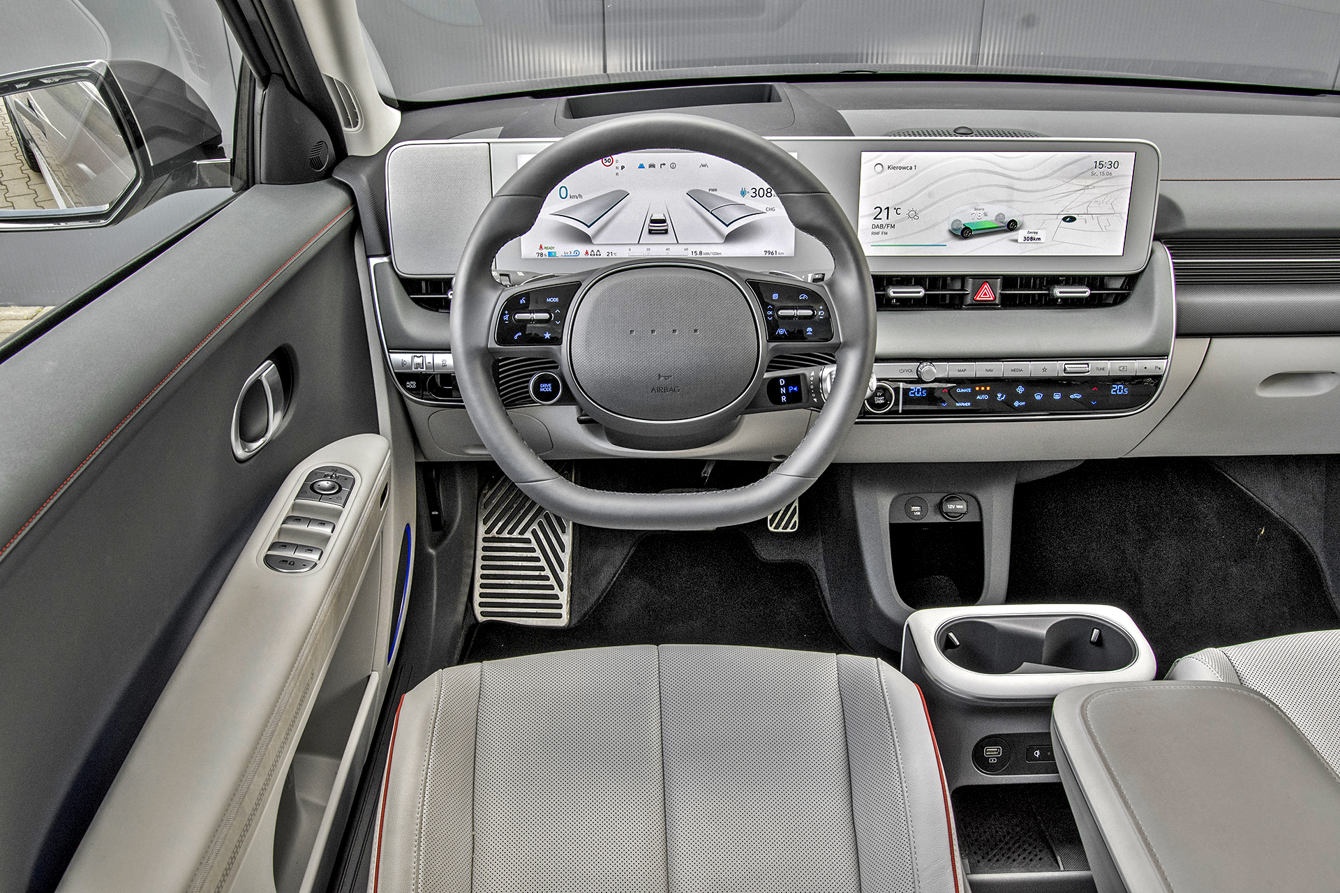 czy auta starzeja sie wolniej_nowoczesne wnetrze elektryka