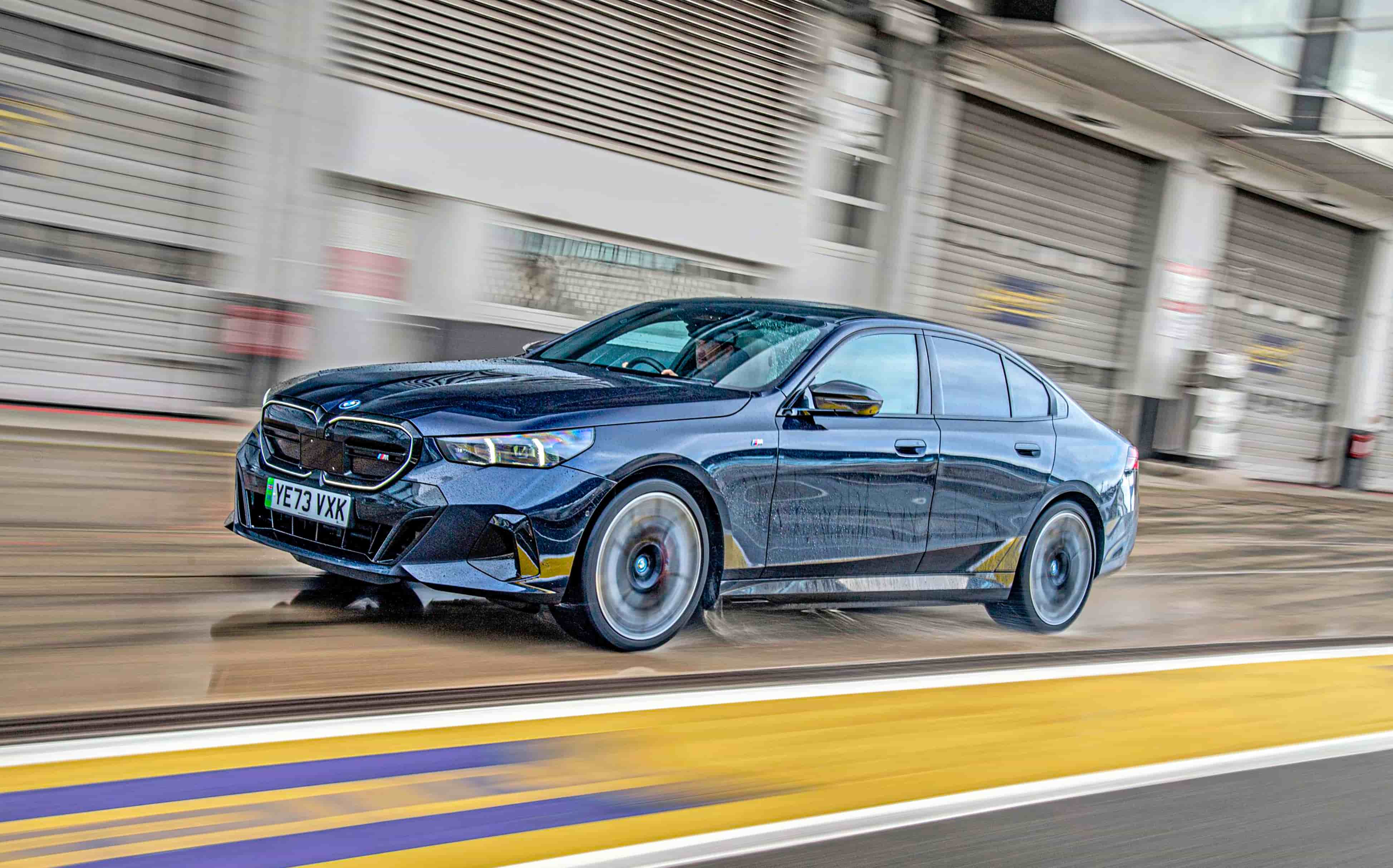 BMW i5 M60 xDrive bok