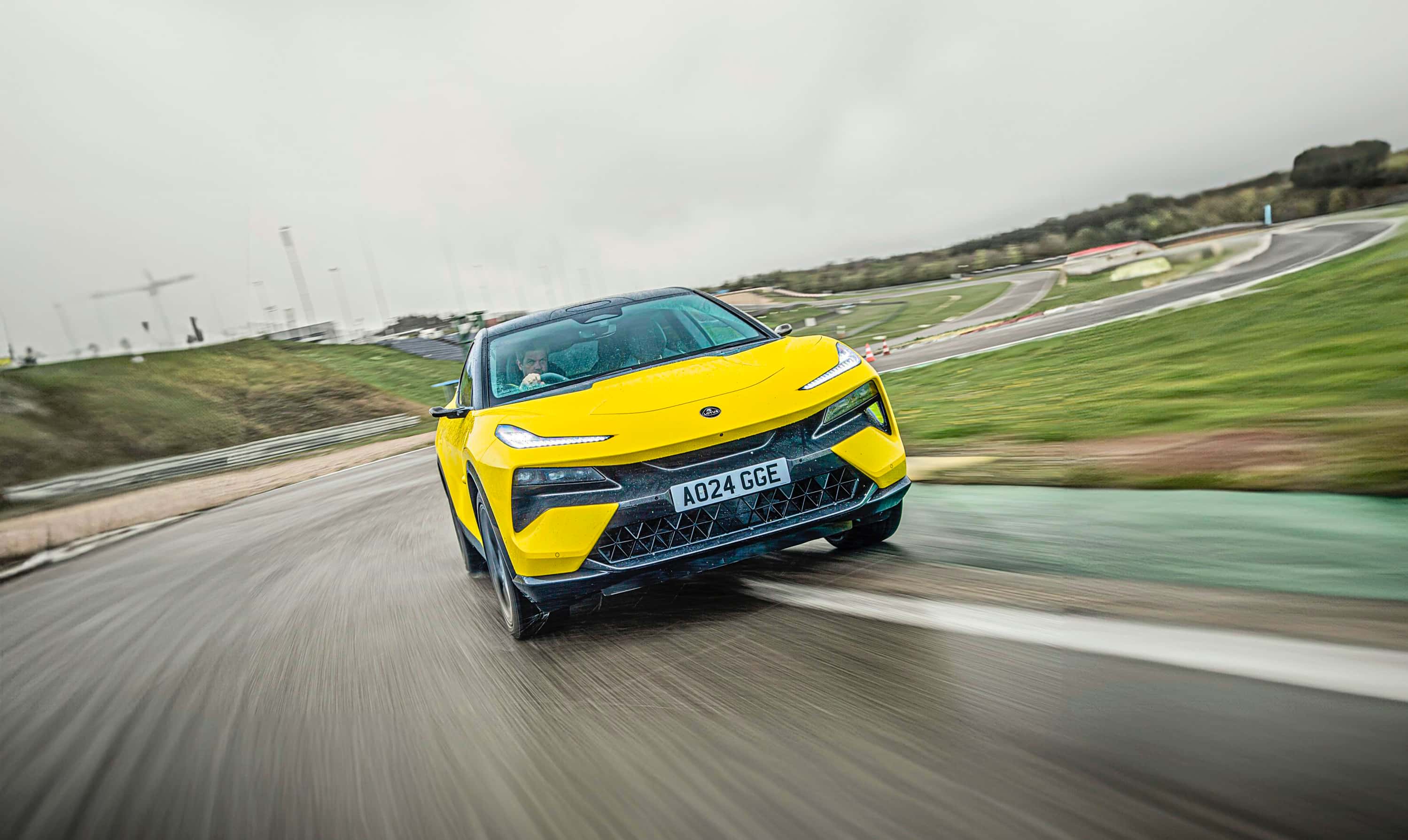 Lotus Eletre R przod na torze