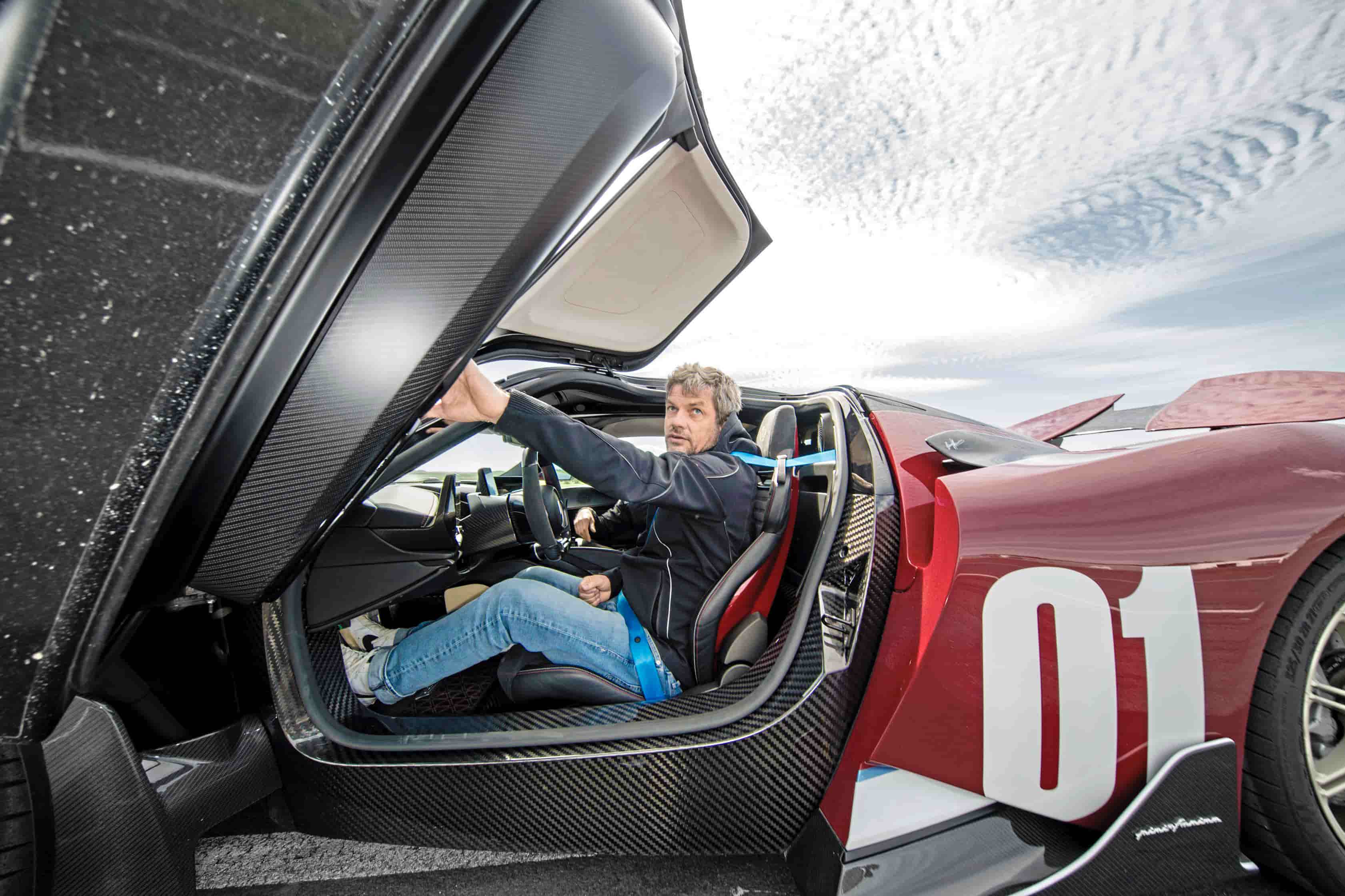 Pininfarina Battista Nino Farina z uniesionymi drzwiami