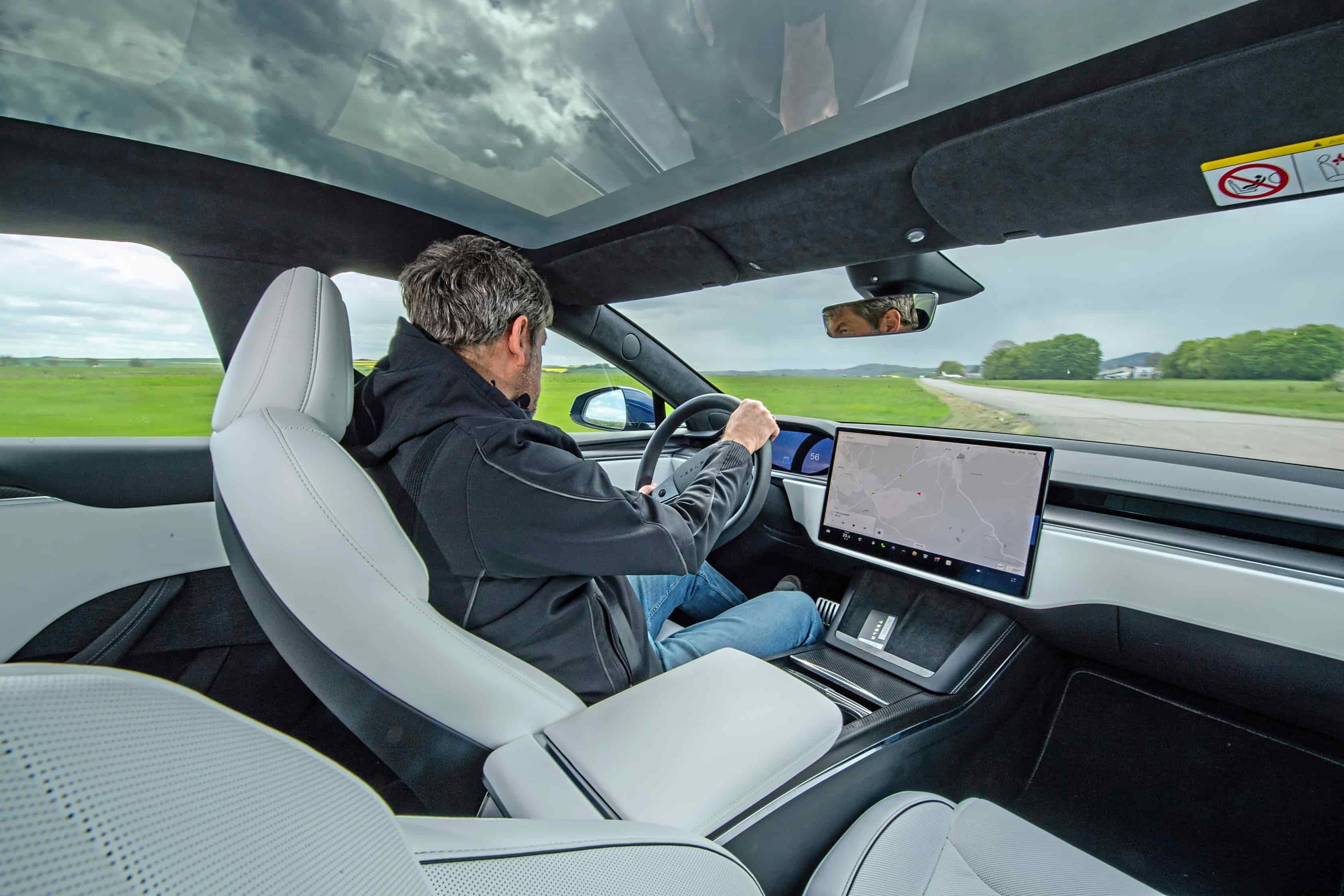 Tesla Model S Plaid wnetrze