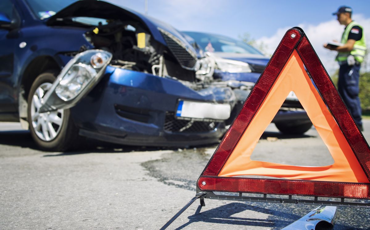 wypadek-samochodowy-trojkat-ostrzegawczy-1
