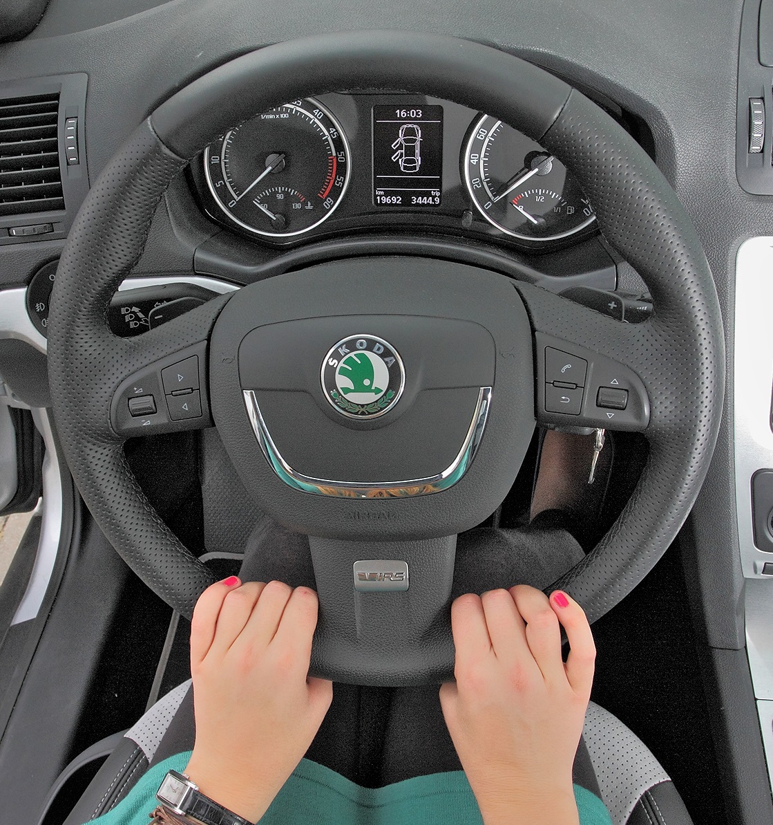 jak rozpoznac zlego kierowce_trzymanie kierownicy