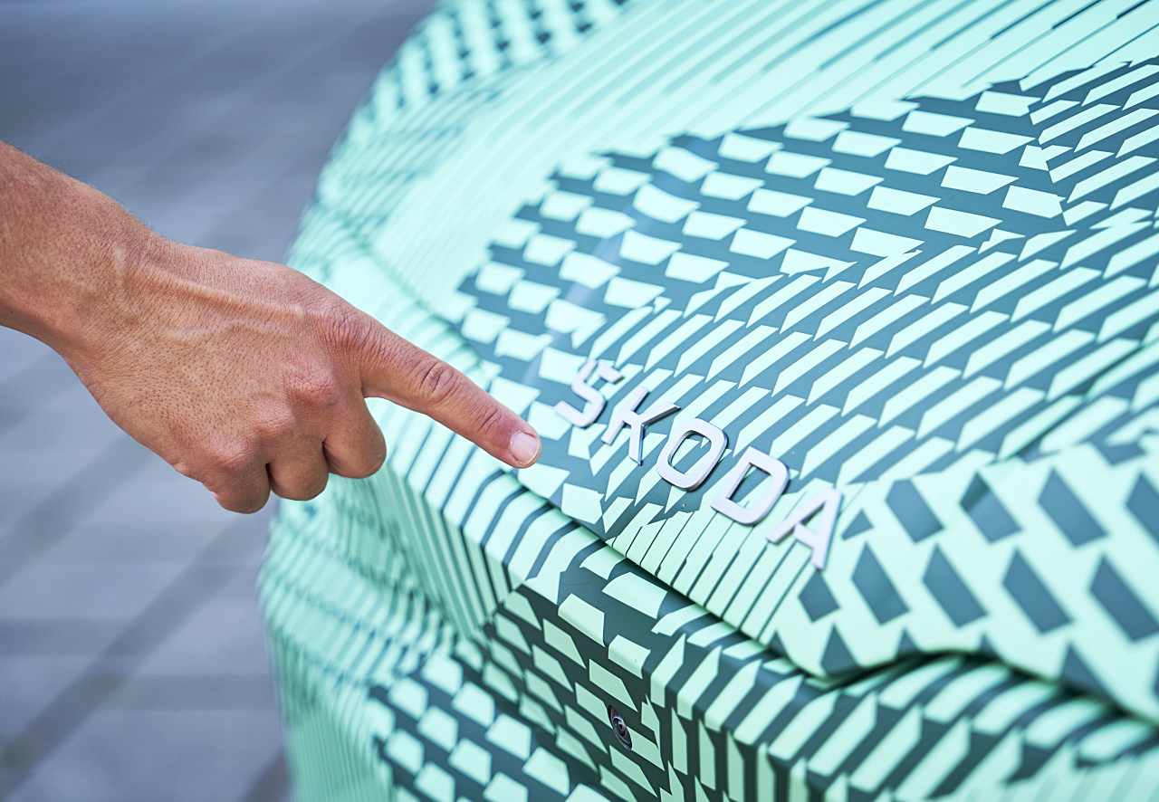 Skoda Elroq napis Skoda na masce