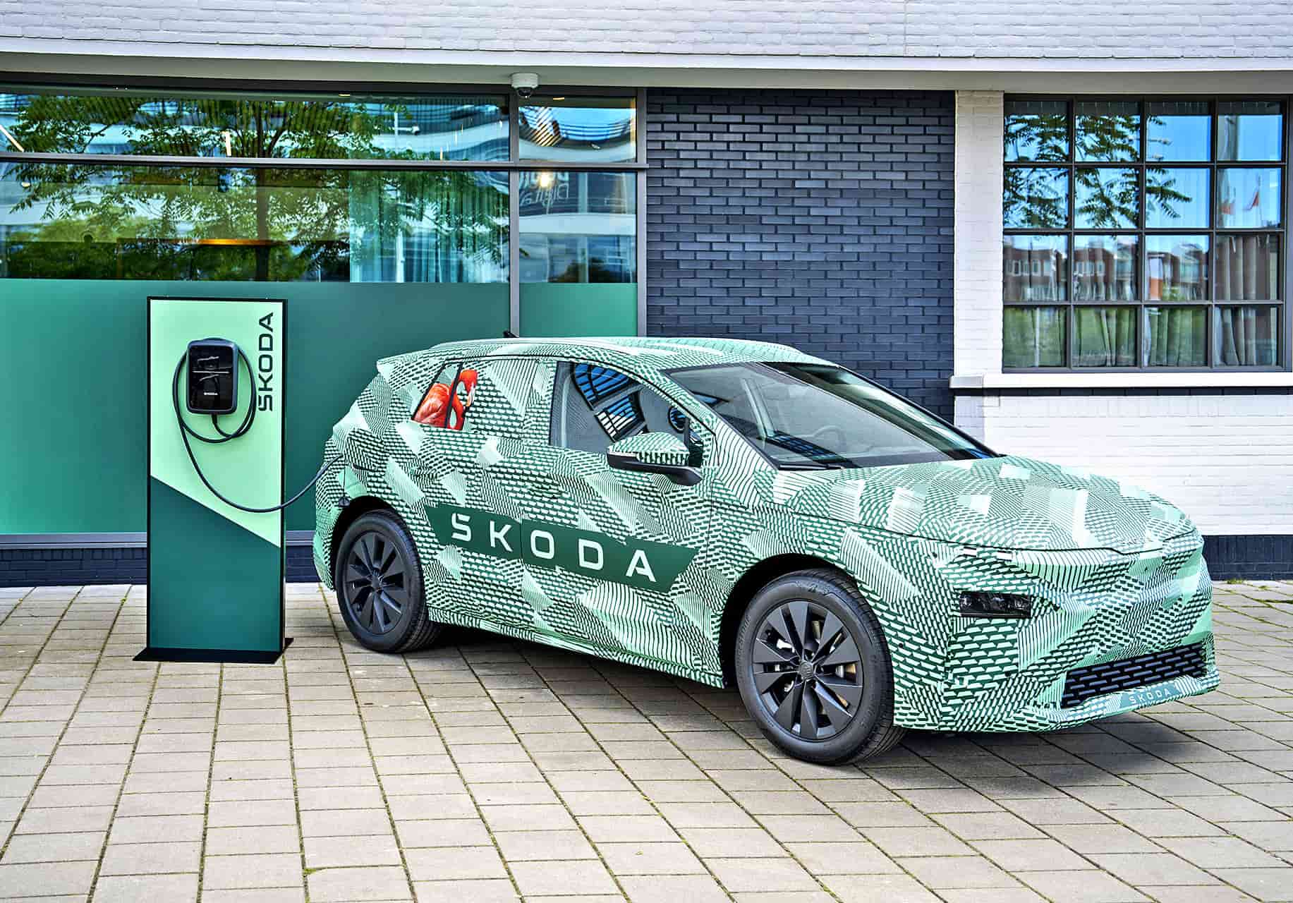 Skoda Elroq podczas ładowania