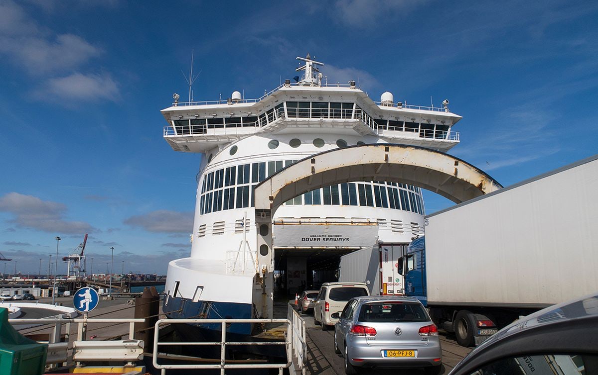 samochody wjeżdżające na prom