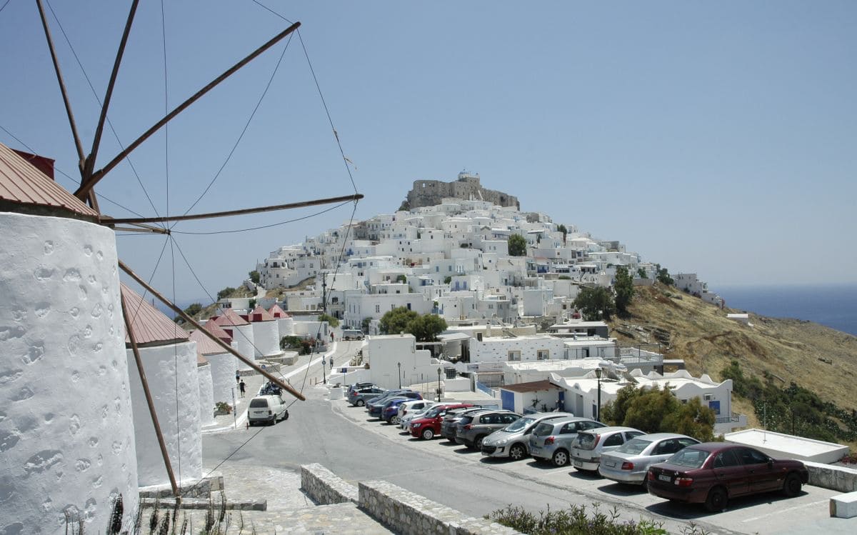 typowe greckie miasteczko nad morzem