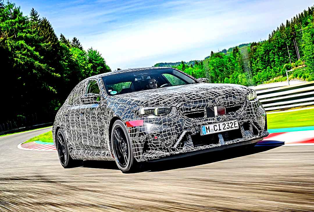 BMW M5 2024 w kamuflażu przód na torze