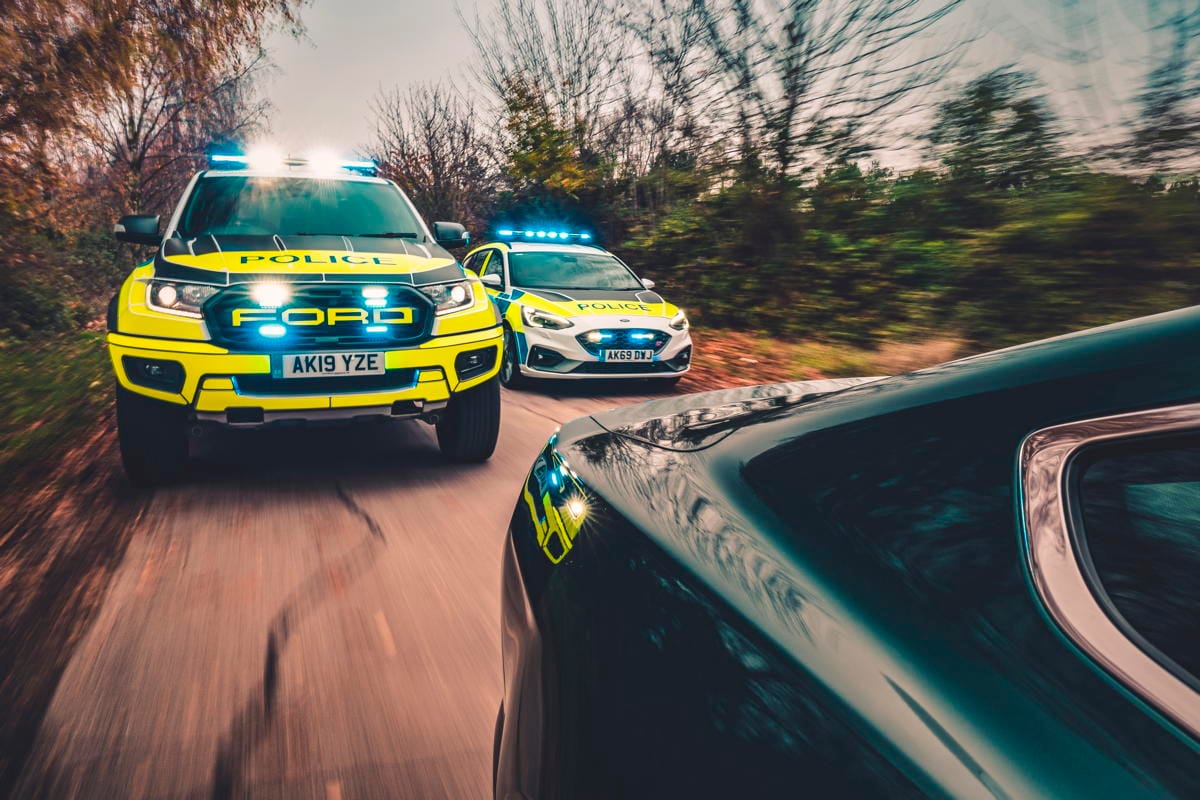 radiowozy forda w pościgu