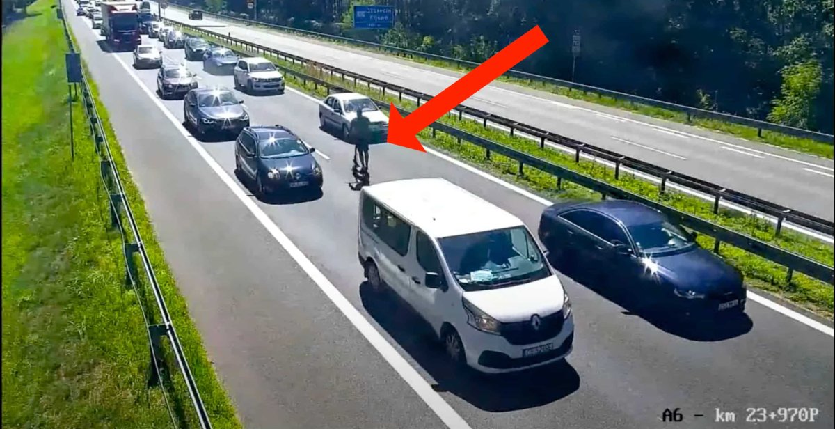 Jechał hulajnogą pod prąd po autostradzie. Otrzeźwił go prawdopodobnie dopiero mandat [NAGRANIE]