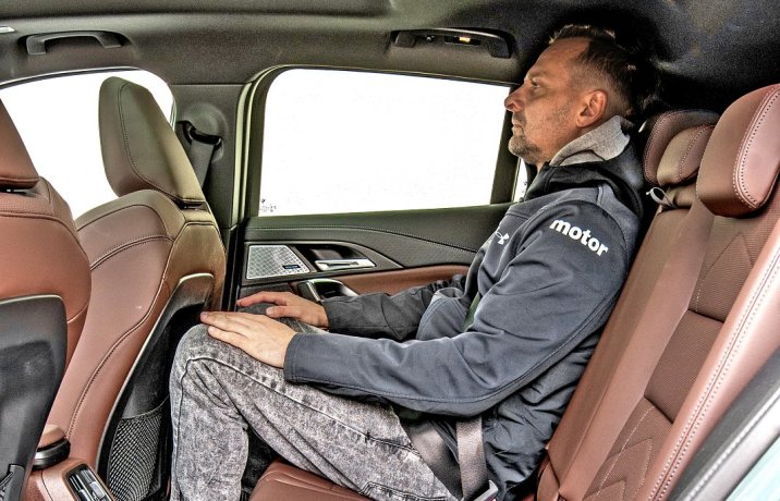 BMW iX2 xDrive30 (2024) – test – kanapa, siedzenia tył