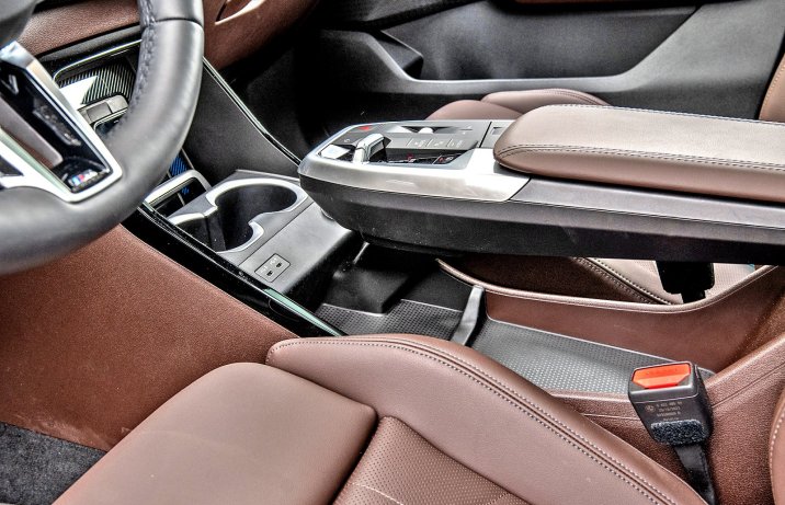 BMW iX2 xDrive30 (2024) – test – tunel środkowy