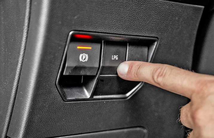 Dacia Duster Eco-G 100 4x2 Journey (2024) – deska rozdzielcza, przycisk LPG