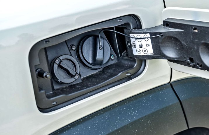 Dacia Duster Eco-G 100 4x2 Journey (2024) – wlewy paliwa i gazu