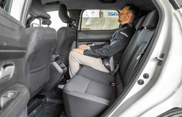 Dacia Duster Eco-G 100 4x2 Journey (2024) –wnętrze, kanapa z pasażerem