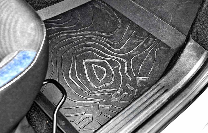 Dacia Duster Eco-G 100 4x2 Journey (2024) –wnętrze, dywaniki