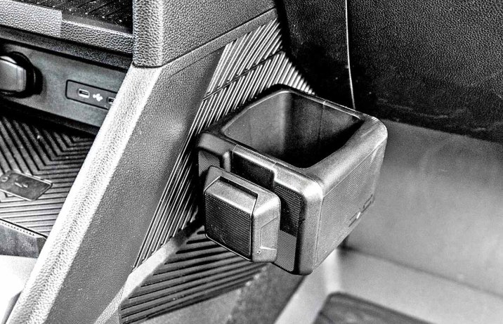 Dacia Duster Eco-G 100 4x2 Journey (2024) –wnętrze, YouClip, cupholder