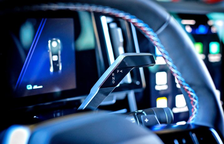 Renault Rafale E-Tech full hybrid 200 – deska rozdzielcza, dźwignia automatu