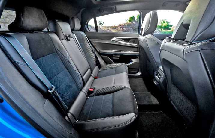 Renault Rafale E-Tech full hybrid 200 – wnętrze, kanapa