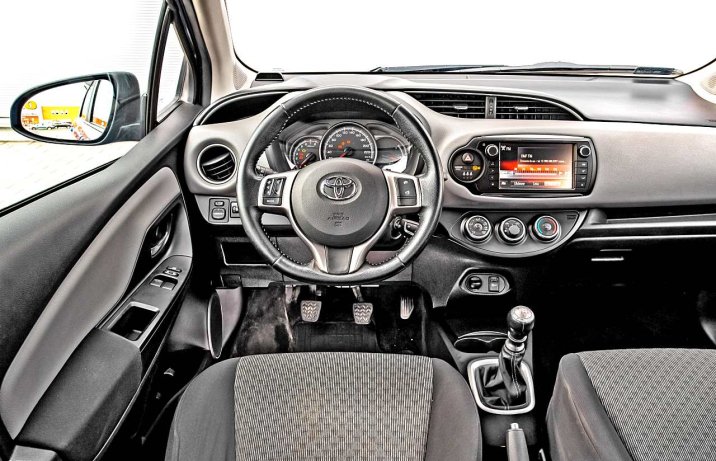 Używana Toyota Yaris III 1.33 – wnętrze, deska rozdzielcza
