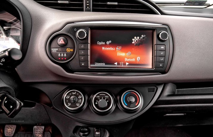 Używana Toyota Yaris III 1.33 – wnętrze, multimedia