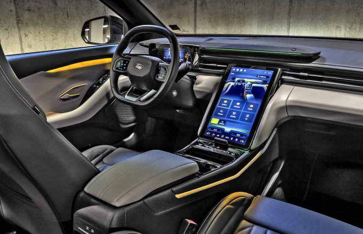 Ford Explorer 2024 – wnętrze, deska rozdzielcza, oświetlenie nastrojowe
